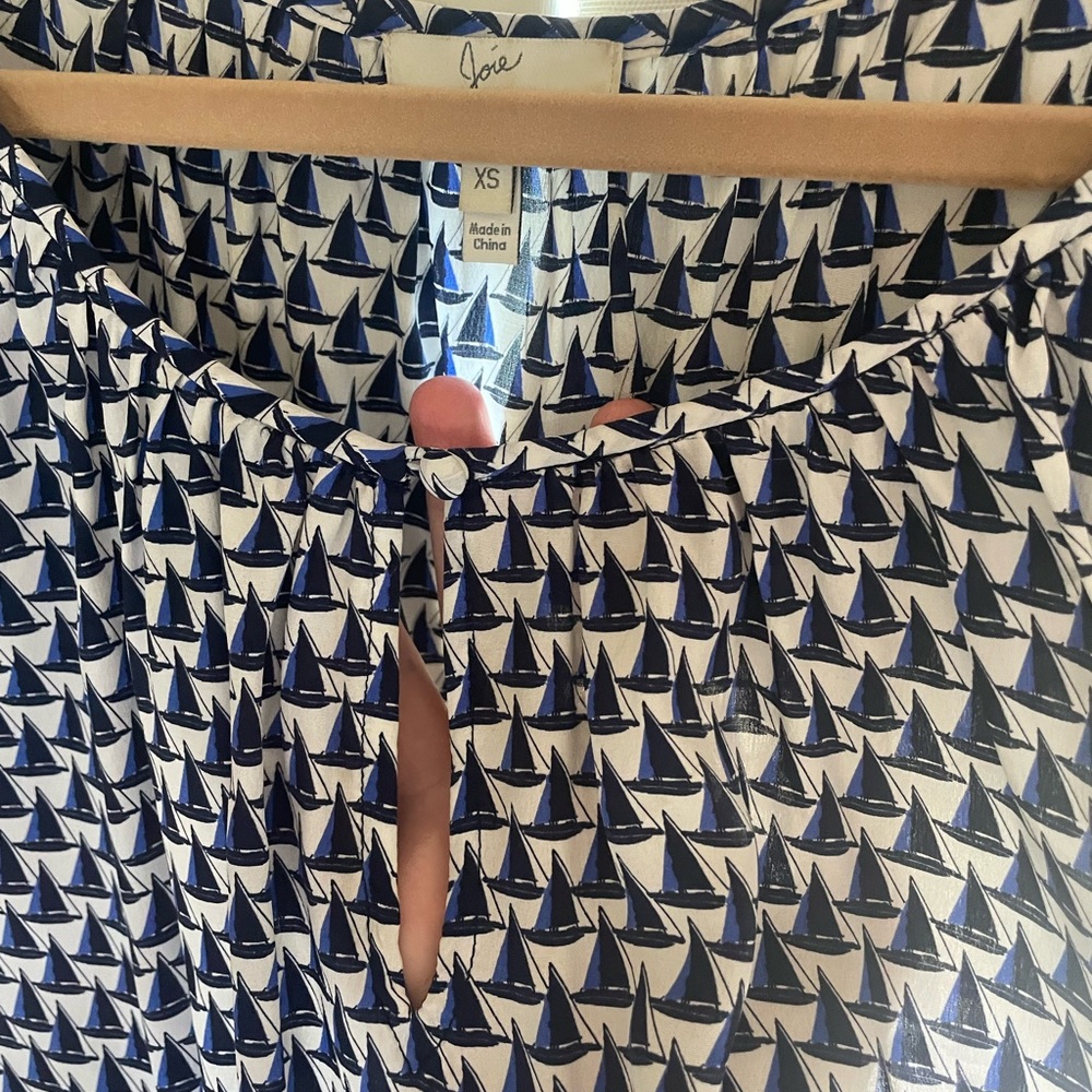 Like new Joie silk sailboat blouse. size XS - Picture 8 of 9